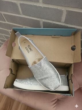 Toms Silver Glitter Slip-On Moccasins - Women's Size 5